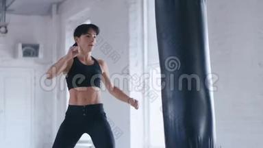 <strong>跆拳</strong>道职业运动员女子在健身房踢拳袋。 体育<strong>跆拳</strong>道女子在健身房训练。